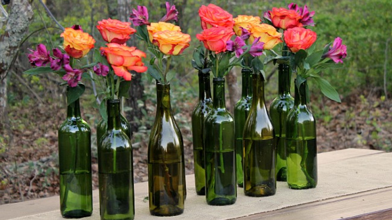 Vasi con bottiglie di vino vuote
